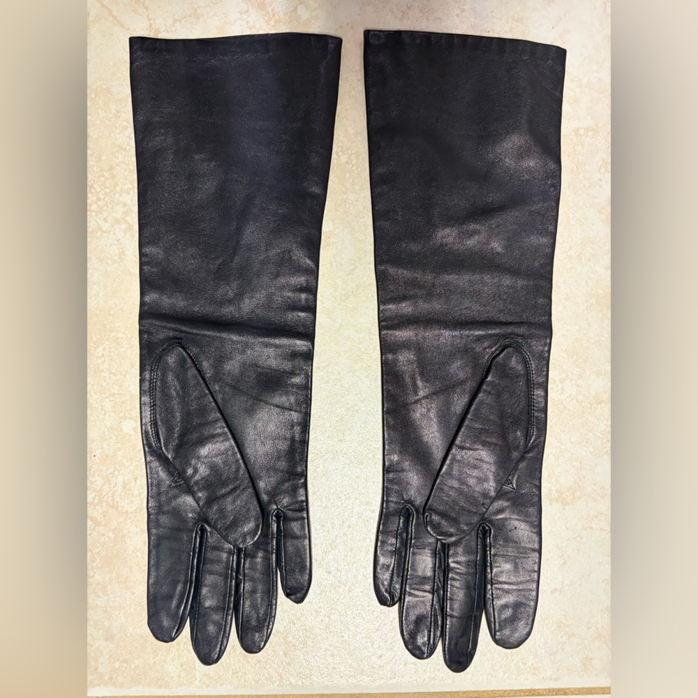 Elegant Black Leather Gloves - Picture 2 of 4